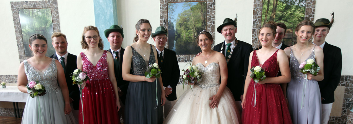 Königspaar Frank und Andrea mit ihrem Hofstaat.